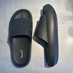 Happy flopps - De trendiga happy flopps som är SÅ SKÖNA!! Säljer pga jag köpte för liten storlek. Så är man en större 39 med breda fötter skulle jag inte recomendera denna storleken :) ALDRIG ANVÄNDA ⚡️⚡️