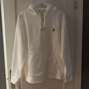 Ralph Lauren kofta - Riktigt snygg Ralph lauren kofta som endast är testad, fick den i present men den var för stor, den köptes på nk för 2099, men säljer den endast för 950🙌🏻