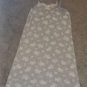 Nattlinne - Fint nattlinne som är andvänt kanske 5 gånger? Fin i allafall💓