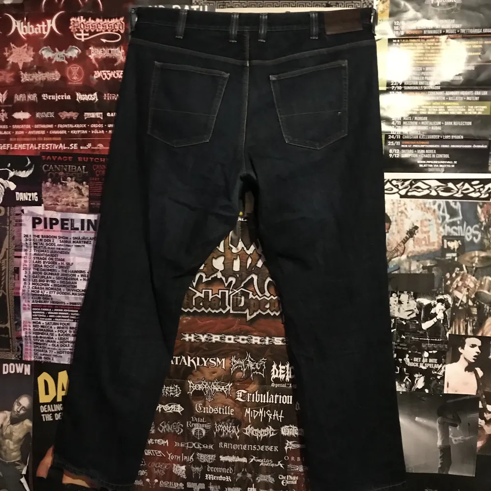 baggy tommy hilfiger jeans fett stora i midjan och är typ 34 i längden. Jeans & Byxor.