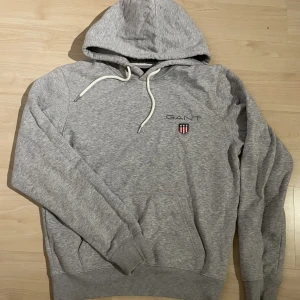 Gant hoodie - Grå gant hoodie köpt i gant affären för 1000. säljer för den är för liten och jag har ingen användning av den. 