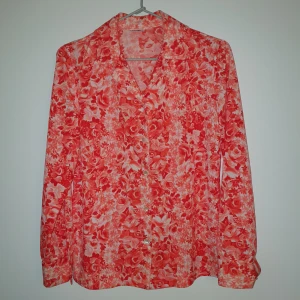 Blus - Retro  - Läcker blus i fint skick! Passar storlek Small och Medium. Materialet är i polyester så blusen har lite stretch i sig. Kommer från djur-och rökfritt hem.  Byst: 46x2  Blusen längd: 58 cm Ärmlängd: 52 cm  200 kr inklusive frakt.