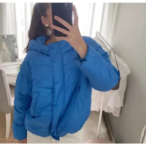 Blå Zara jacka - Super snygg blå dunjacka från Zara. Köpt för typ två år sen och kommer inte till användning. Den är i nyskick, jätte varm och perfekt till vintern😊