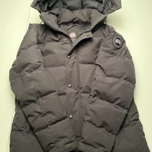 Wyndham Parka Black Label - Köpte denna jacka från Canada goose förra året men har växt ur jackan och därav säljer jag den. Jag köpte jackan för nypris i NK har kvittot men i digital form. Ny pris 16000kr. är öppen för byte mot rimliga plagg som flycrews eller moncler cardigan