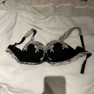 Intimissimi bh - Svart Intimissimi bh med vit spets. Säljs pga att den inte kommer till användning (fortfarande nyskick). Nypris 500kr🤍