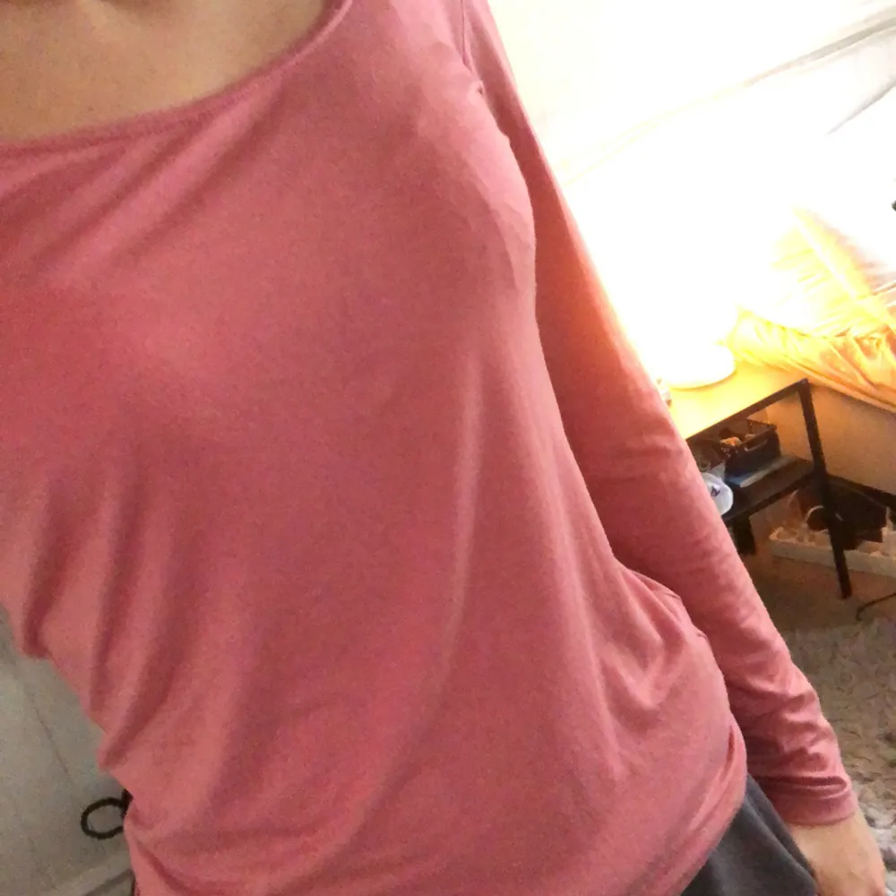 Jätte gullig rosa långärmad tröja från uniqlo. Liknar intimissimi tröjan fast är mer urringad💗. Toppar.