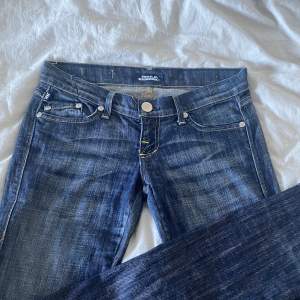 Säljer dessa snygga lågmidjade jeans då de tyvärr blivit för små för mig. Har bilder hur de sitter på så det är bara att kontakta!☺️ midjemått 85cm runt och innerbenslängd 90cm