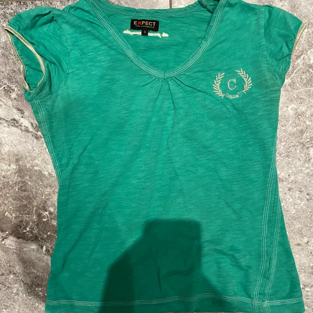 Jättefin t-shirt i grön neonliknande färg. Säljs i befintligt skick. Säljer pga stor garderobrensning. Kika gärna på mina andra annonser, säljer mycket:) Samfraktar gärna.. T-shirts.