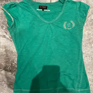 Jättefin t-shirt i grön neonliknande färg. Säljs i befintligt skick. Säljer pga stor garderobrensning. Kika gärna på mina andra annonser, säljer mycket:) Samfraktar gärna.