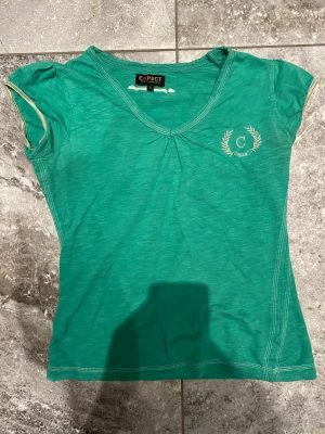 Grön t-shirt stl S - Jättefin t-shirt i grön neonliknande färg. Säljs i befintligt skick. Säljer pga stor garderobrensning. Kika gärna på mina andra annonser, säljer mycket:) Samfraktar gärna.
