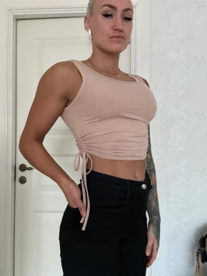 Ribbad crop top - Ribbad materal med snören 