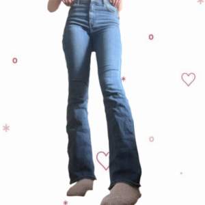 Jättesköna jeans i stretchigt material, sitter verkligen jättebra, hög midja. Perfekt längd på mig som är lite över 170🩷bra skick, säljs då dom tyvärr inte kommer till användning🩷