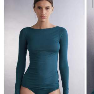 ❗️Tryck INTE på köp nu❗️Intressekoll på min intimissimi tröja. Den är typ grön/blå och såååå snygg men anvönder tyvärr inte så ofta längre.💗💗💗