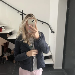 dunjacka  - Säljer min fina jacka från svea🤗 Nypriset är cirka 2000kr men säljer den lite billigare pga hålet under armen, men det hålet syns inte när man använder jackan🤗