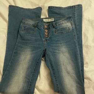 Stretchiga bootcut jeans från märket Amisu😍 verkligen jättefina 