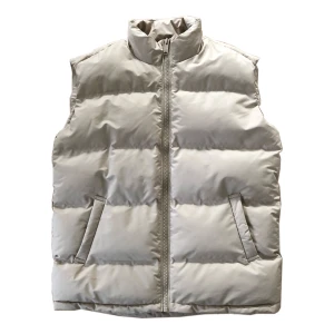 Oversized väst - Iprincip oanvänd, har användt den ca 3 ggr, står strl S men den är i oversized fit så passar S-L skulle jag säga! Färgen är mer accurate i första bilden :)