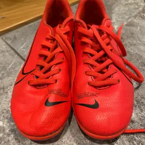 Jättefina röda fotbollsskor Nike i storlek 33,5. De är använda. Och har slitits på ena skon längst fram. Säljs i befintligt skick. Säljes pga garderobrensning. Kika gärna på mina andra annonser, säljer mycket. Samfraktar gärna:)
