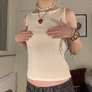 sweater vest topp - super soft, thin sweater knit material. From the brand Delias 