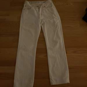 Vita snygga Midwaisted jeans sitter som en smäck på, lite uppsydda för dom var för långa