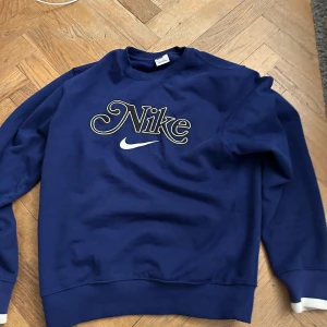 Nike tröja  - Extremt snygg Nike tröja med vintage tryck. Använd 2 gånger, köpt för 800. Storleken är xs men passar s då den sitter relaxed. Skicket är 10/10. Mitt pris 300