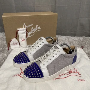 Christian Louboutin  - Storlek 42,5 box och nya snören och spikar tillkommer nypris 10000kr