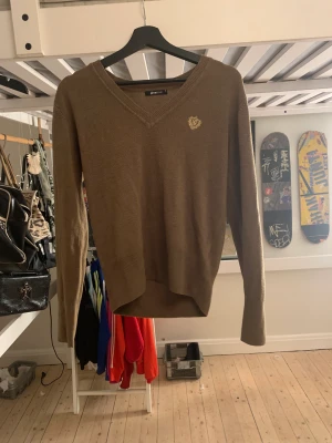 Brun tröja - Stickad brun v-ringad tröja💕