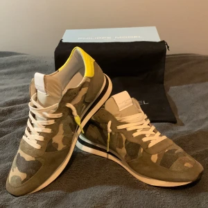 Philippe Model - Säljer ett par feta Philippe Model i camo färg. Unikt par som inte säljs längre. Säljer pga för stor storlek. Lätt använda och har knappt några tecken på slitage. Storleken är 42 men passar 43 också. Kontakta gärna om ni har nån fråga. Pris kan diskuteras