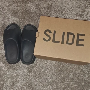 Yeezy slides granite - Jag säljer mina yeezy för dom bara ligger i mitt rum och jag gör inget med dom. Använd 3 gånger.