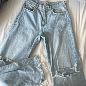 Ljusa håliga jeans - Populära jeans från ginatricot. Hålen var där när jag köpte de. Använda några gånger, är i bra skick. Storlek 40
