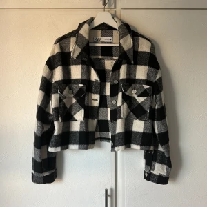 Rutig jacka - Rutig svart/vit jacka från Zara i mycket fint skick! Endast använd enstaka gång. Storlek L
