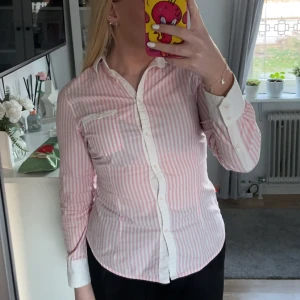 Skjorta - Fin randig rosa skjorta. Använd få gånger, från zara. Köparen står för frakten!