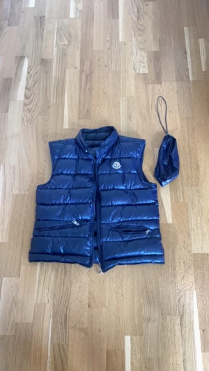 Moncler gui väst - Säljer min moncler gui väst i storlek 1 (s) den har inga hål och jag bor i ett rökfritt hem utan husdjur. Den har också nfc Scan.Säljs så billigt för att det är problem med dragkedjan.👍🙂