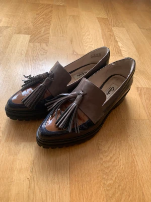 Loafers  - Snygga loafers med toffs. Väldigt sköna, men för små för mig tyvärr. 