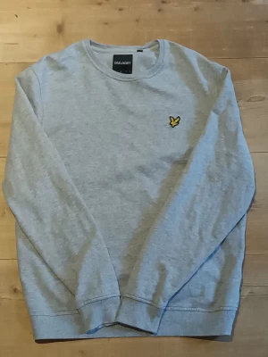 Lyle & scott sweatshirt - En riktigt fin grå lyle & scott tröja i utmärkt skick. Säljer då jag inte riktigt använder den längre. Skriv för mer info/bilder. Pris kan diskuteras 