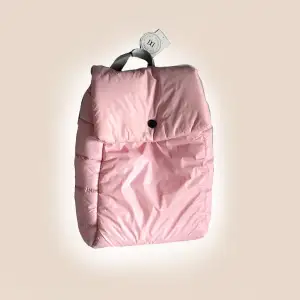 Helt ny och oanvänd  Fluffig rosa söt väska & vattenproff  