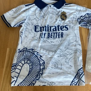 Fotbollströja Real madrid  - Säljer min real Madrid t shirt i storlek xs den ha inga hål och är i perfekt skick☺️