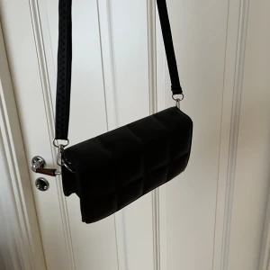 Svart väska - Svart väska med skusterbart band. Bra skick❣️