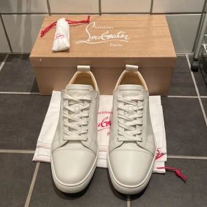Christian Louboutin  - Säljer nu ett par riktigt schyssta Louboutins i storlek 43,5! Skorna är i cond 9,5/10 box, dustbag och extra snören ingår! Hör av dig vid fler frågor!