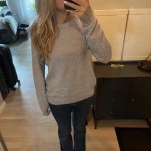 Stickad tröja - Grå stickad tröja från vila. Ny skick. 