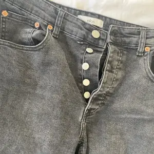 Fina mörkgråa jeans köpta på Ellos outlet💕storlek 40 men passar mig som brukar ha 36-38. Bootcut-modell på jeansen