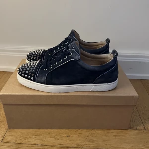 Christian Louboutin  - Säljer mina loubs. Har använt fåtal gånger, mockan och skorna är i väldigt fint skick och en unik färg.  Box, kvitto och skosnören finns. Skorna är äkta. Hör av er om ni vill ha fler bilder. Priset kan diskuteras vid snabb affär.