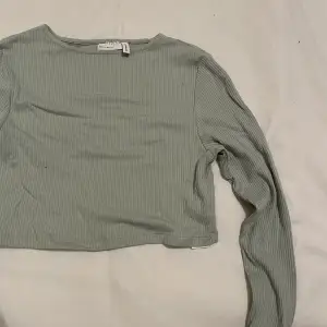 Mintgrön långärmad tröja som är köpt från Asos i ett jätteskönt material. Storlek 38 men passar också mig som är 34/36💖Säljer även samma i andra färger på min profil🥰 Frakt tillkommer📦