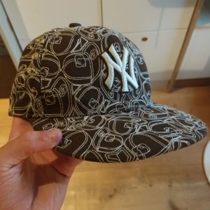 New era 59fifty fitted keps - Najs fitted keps med sytt mönster. Lite missformadd men det går att fixa. För mer info/bilder skriv dm. Pris kan diskuteras.