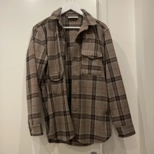 Höstjacka - Jättefin höstjacka, köp på killavdelningen men jättefin för tjejer också. Nypris ca 2500kr🍁