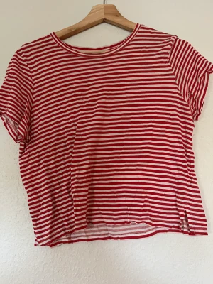 Tröja - Randig tröja från Monki. Storlek S