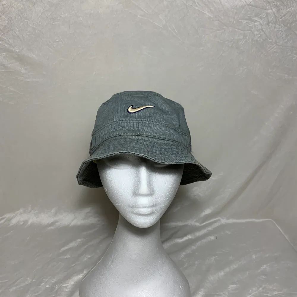 Vintage Nike bucket hat från 90tal i fint skick . Accessoarer.