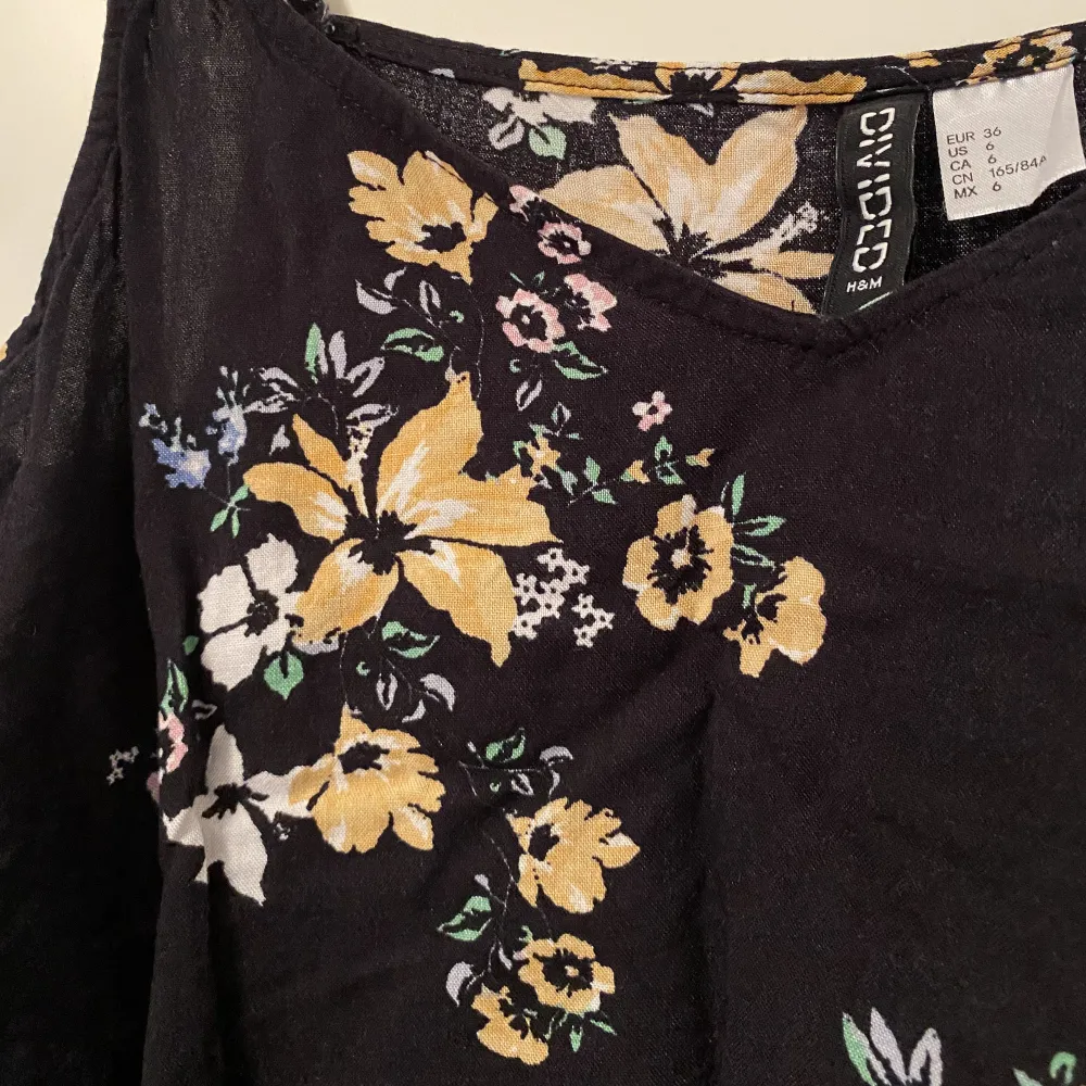 Fint blommigt linne från H&M. Fint skick. . Toppar.