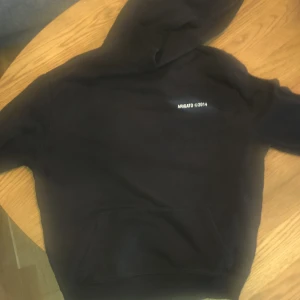 Arigato hoodie - Lite av texten på ryggen är bortslitet