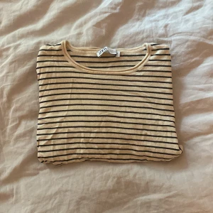 Långärmad - Supersöt lång ärmad tröja från zara. Den är tunt stickad och randig. Storlek M❤️ Andvänd max 2 ggr😍