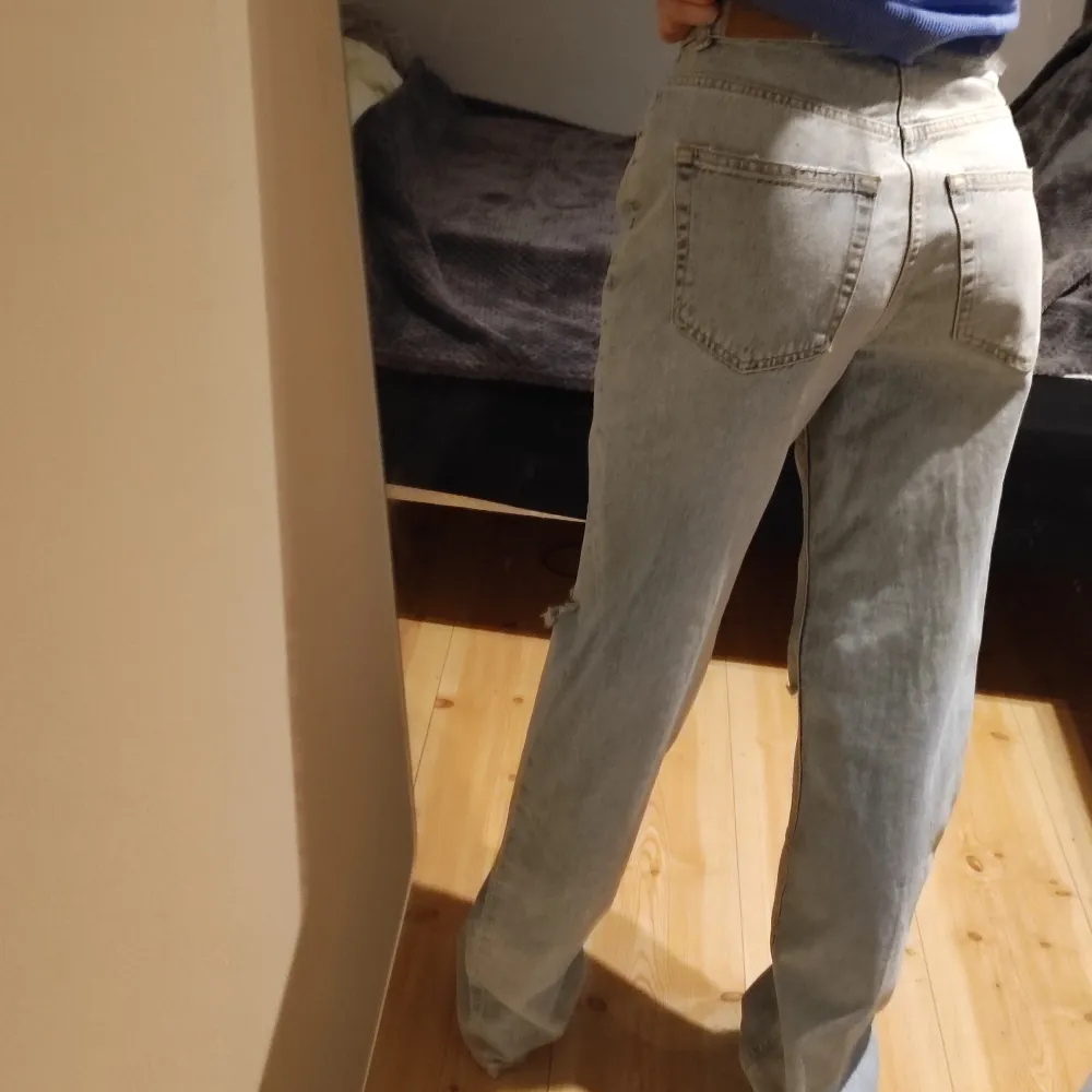 Ursnygga jeans med hål vid knäna och vida i benen. Lite för stora fötter mig tyvärr. Jeans & Byxor.